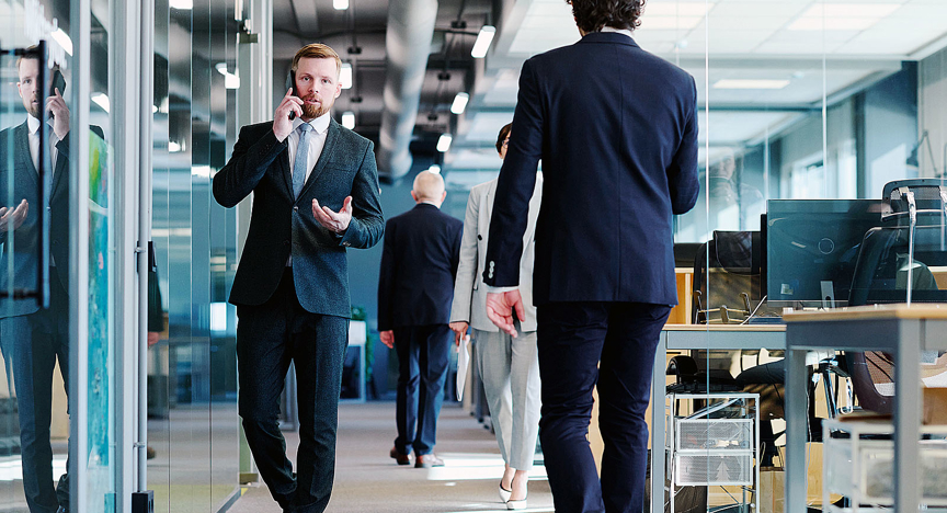 Mannen in pak lopen langs elkaar