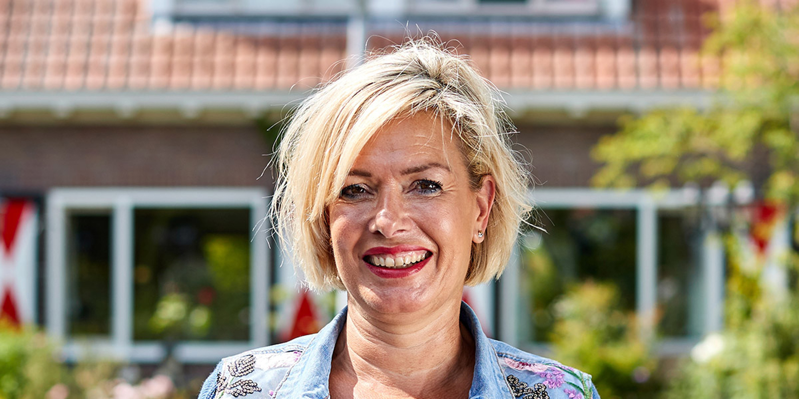 vrouw voor woonhuis