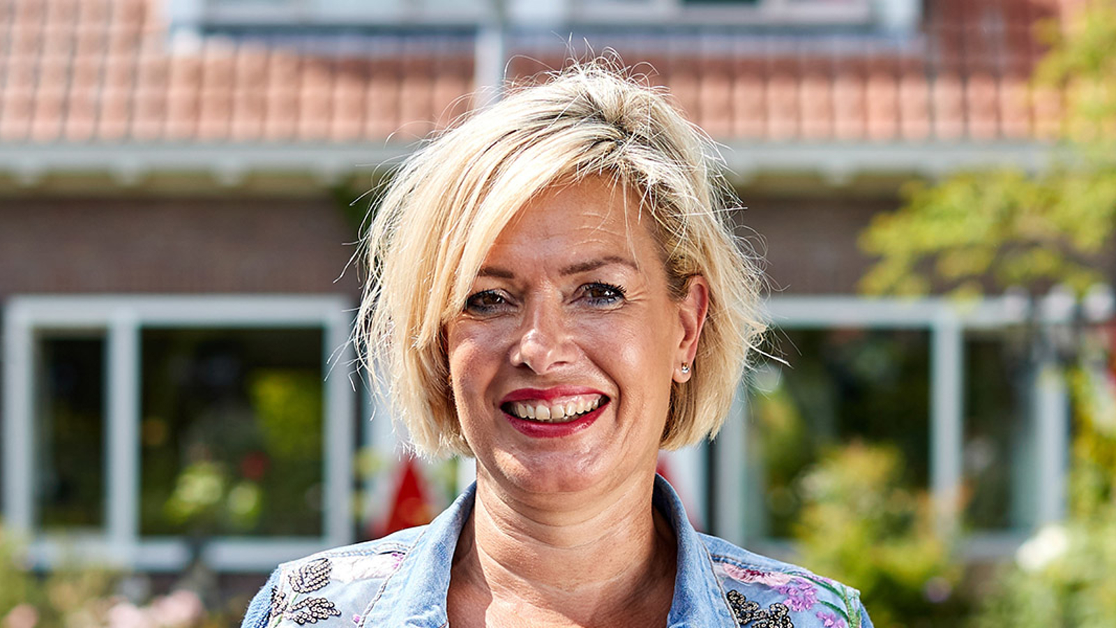 vrouw voor woonhuis