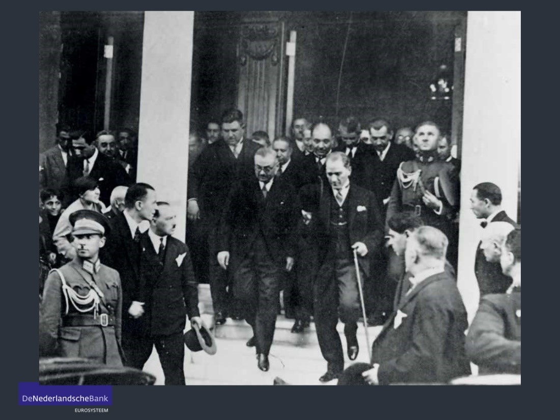 A picture of the Turkish president leaving the building after his meeting with Vissering. 