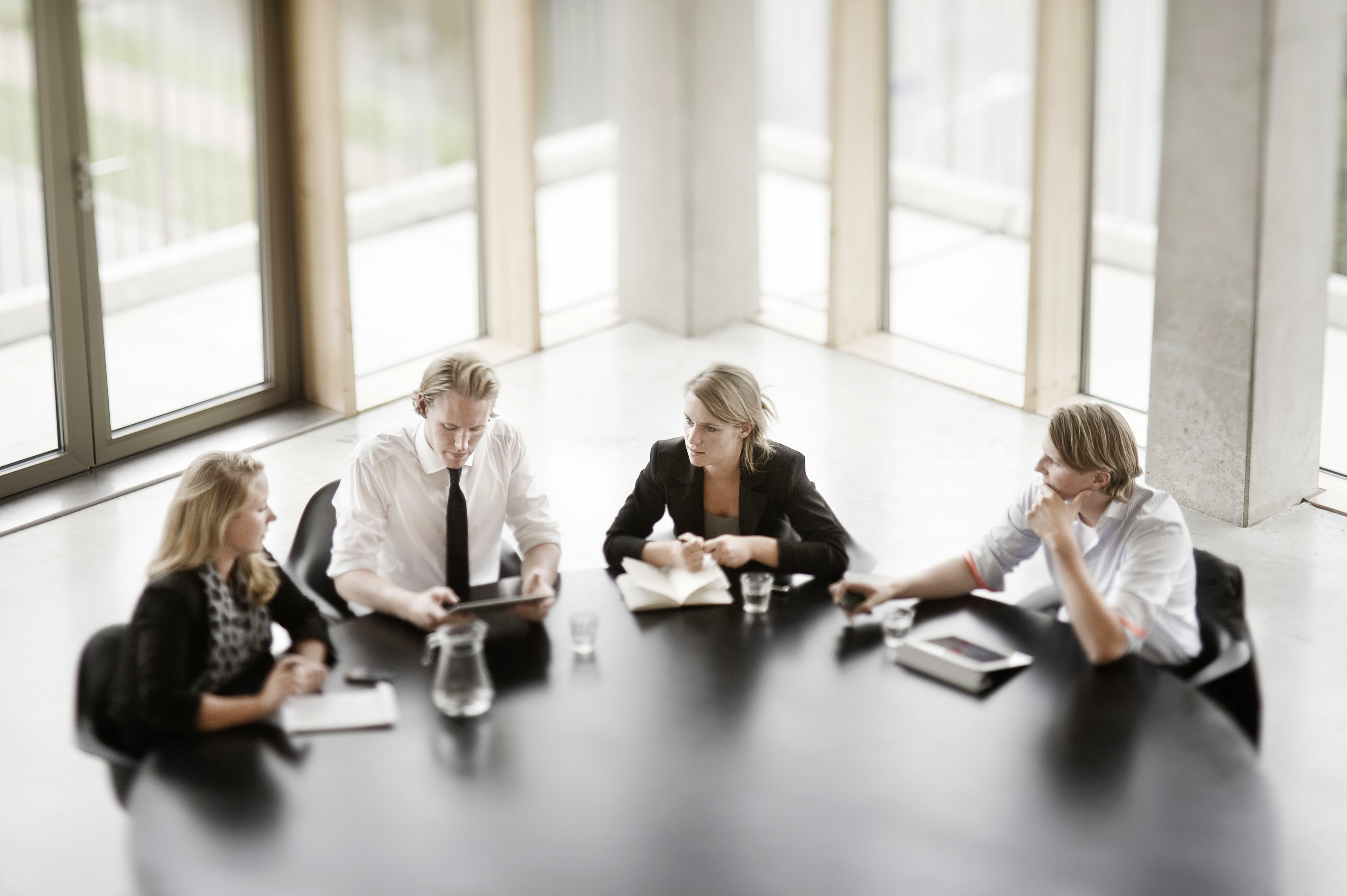 Collega's overleggen aan ronde tafel