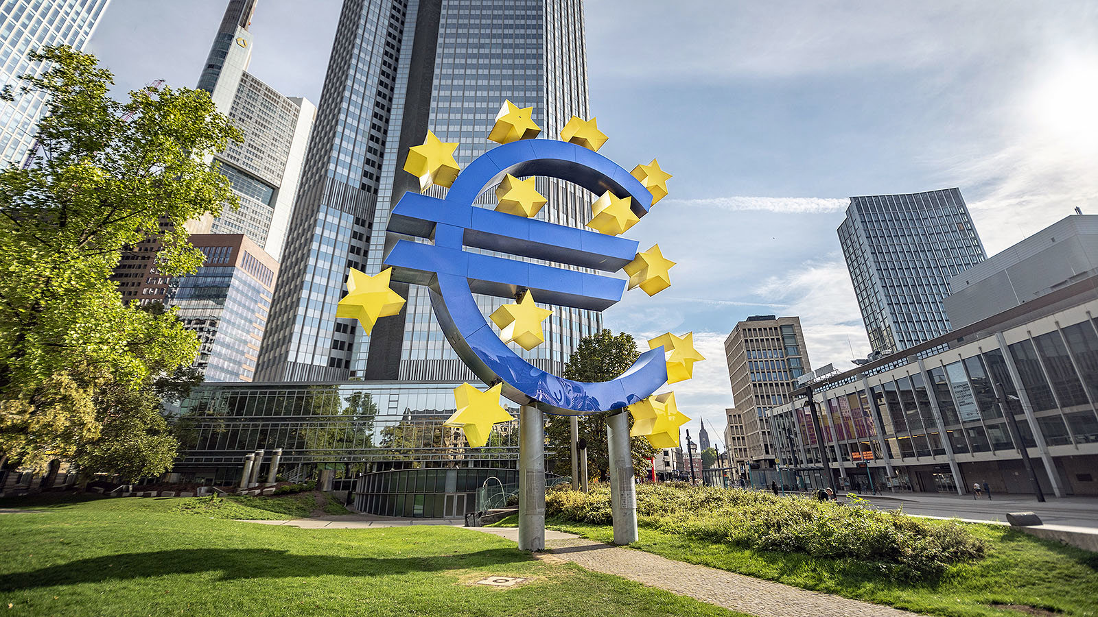 De Europese Centrale Bank in Frankfurt met logo voor gebouw