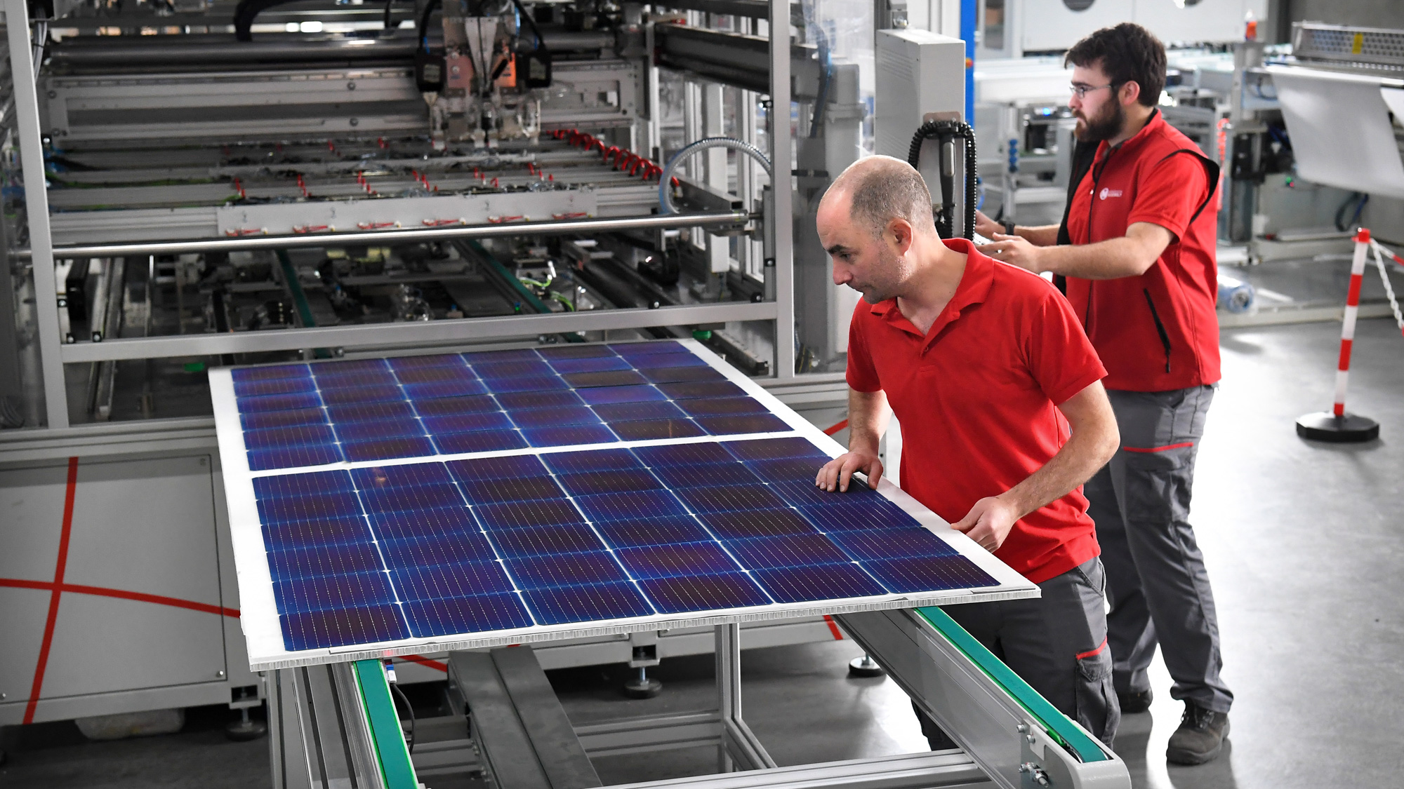 Twee werknemers van een zonnepanelenfabriek in Nederland. 