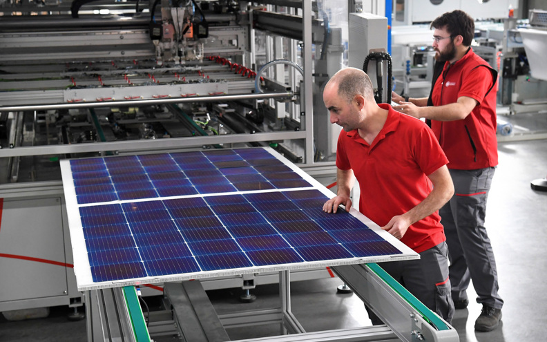Twee werknemers van een zonnepanelenfabriek in Nederland. 
