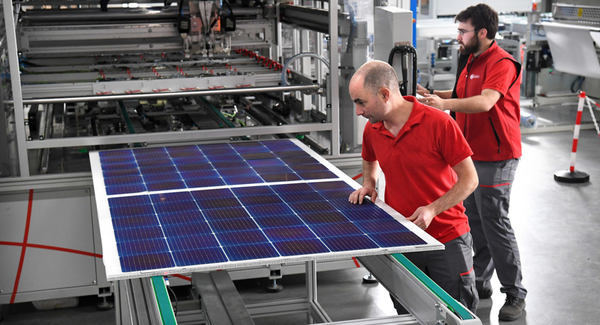 Twee werknemers van een zonnepanelenfabriek in Nederland. 