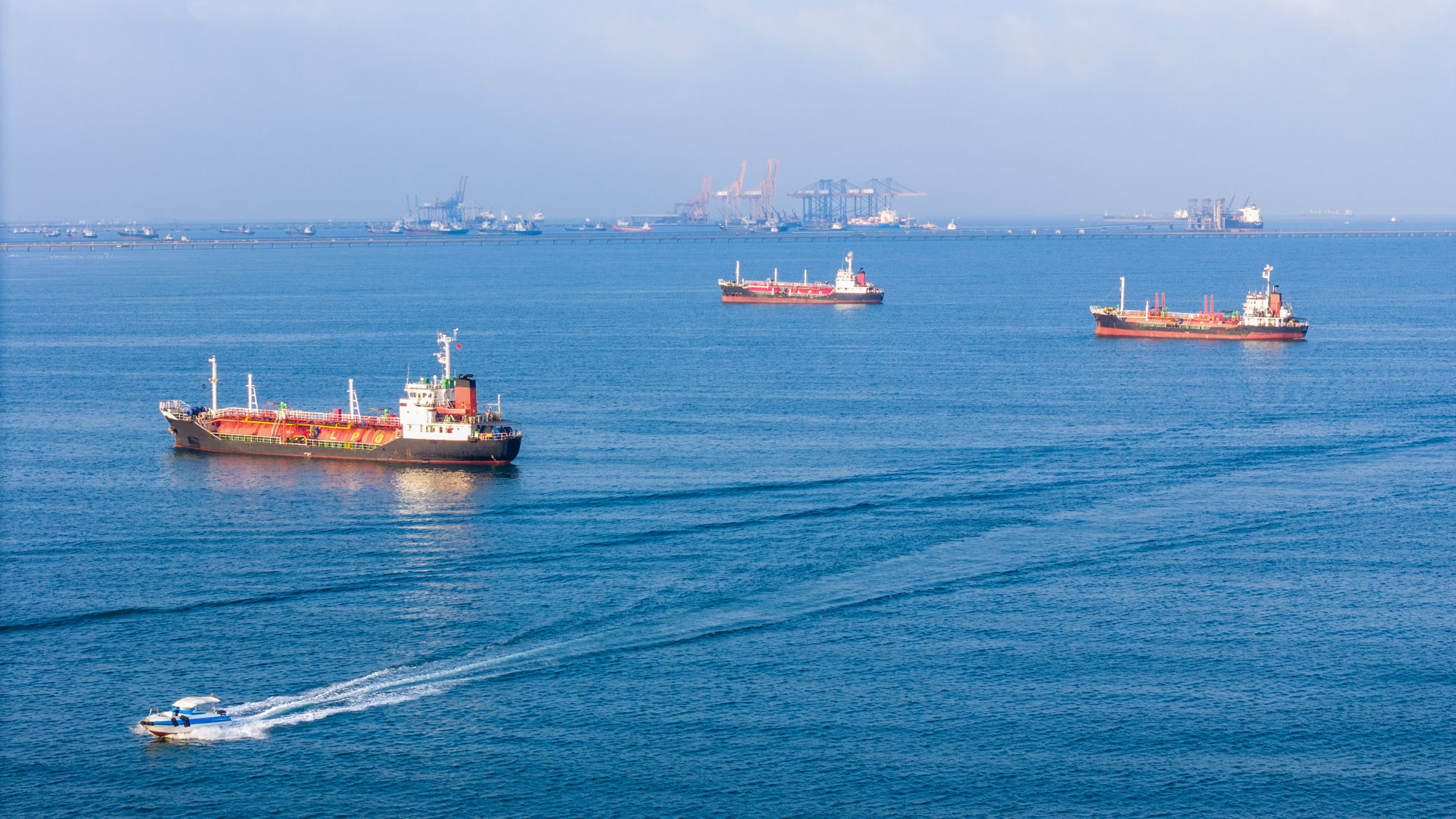 Olietankers die varen op zee