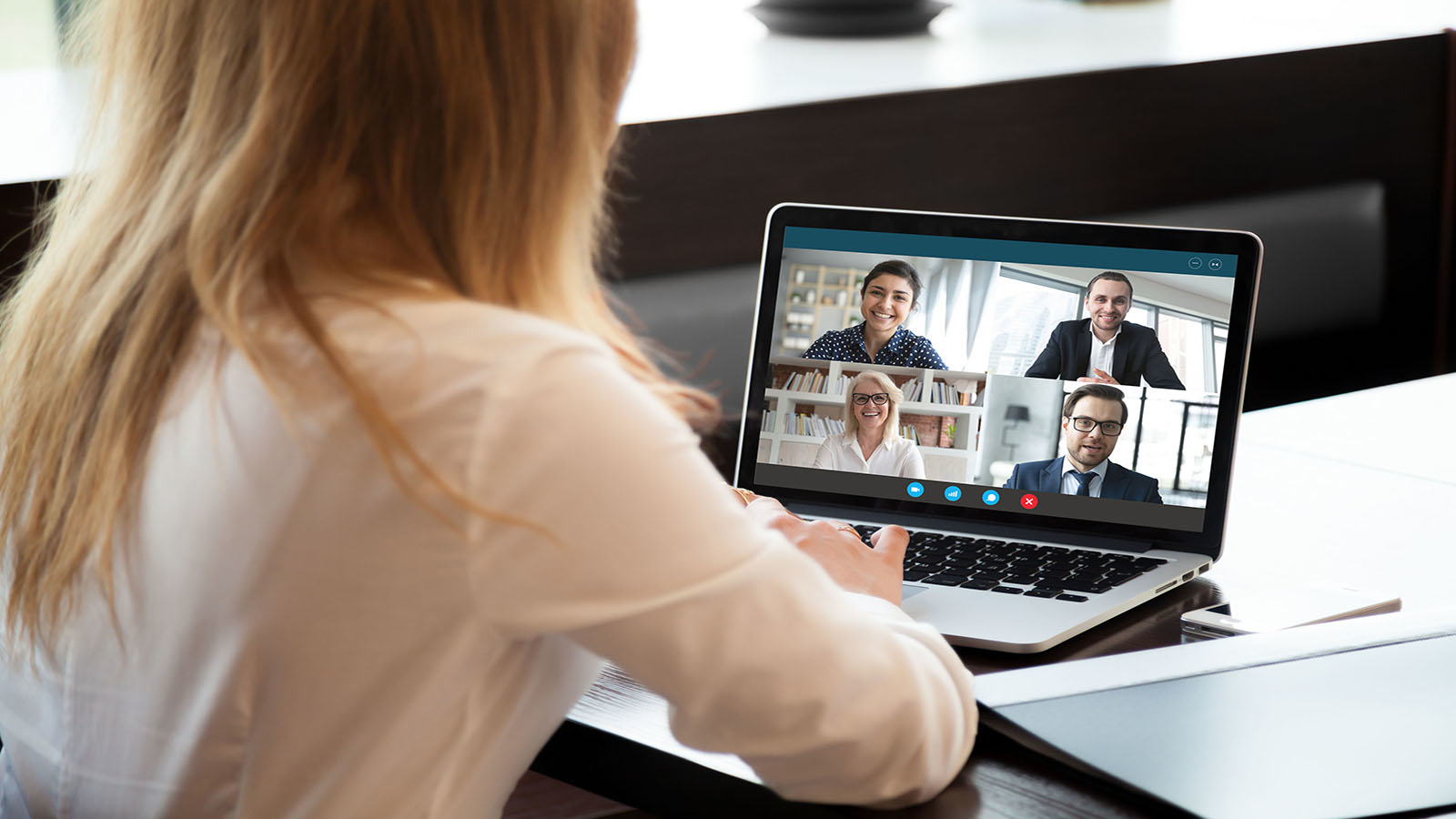 Virtueel werken met collega's op laptop