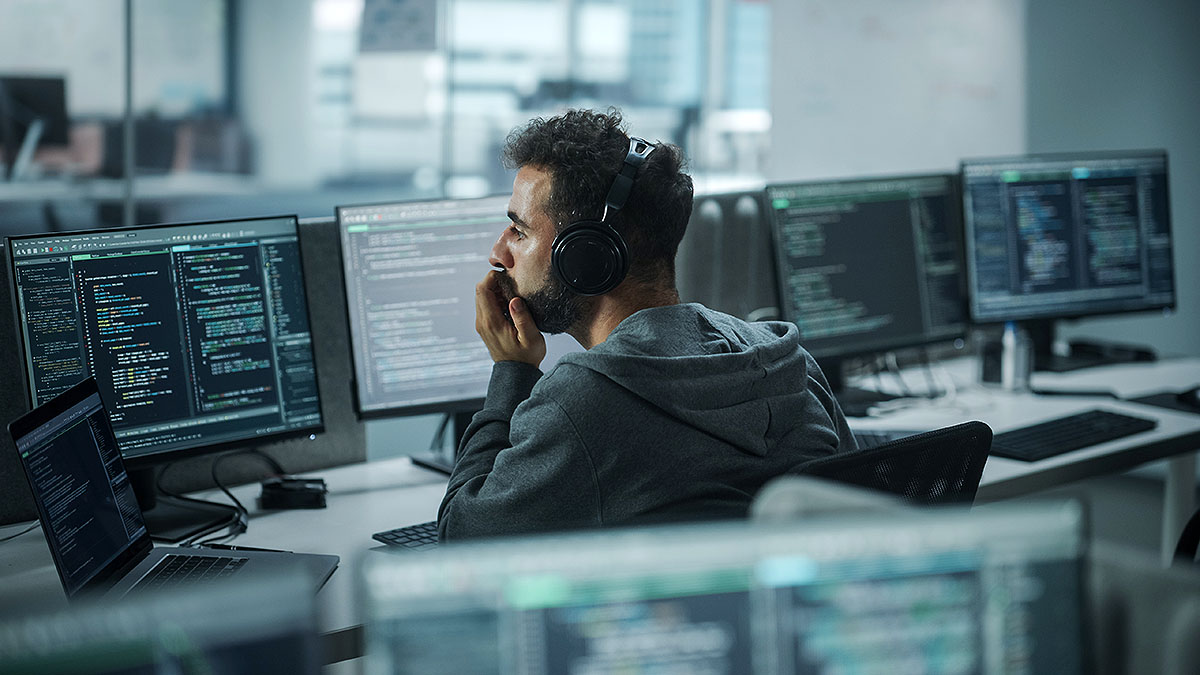 Cyberexpert kijkt op beeldschermen
