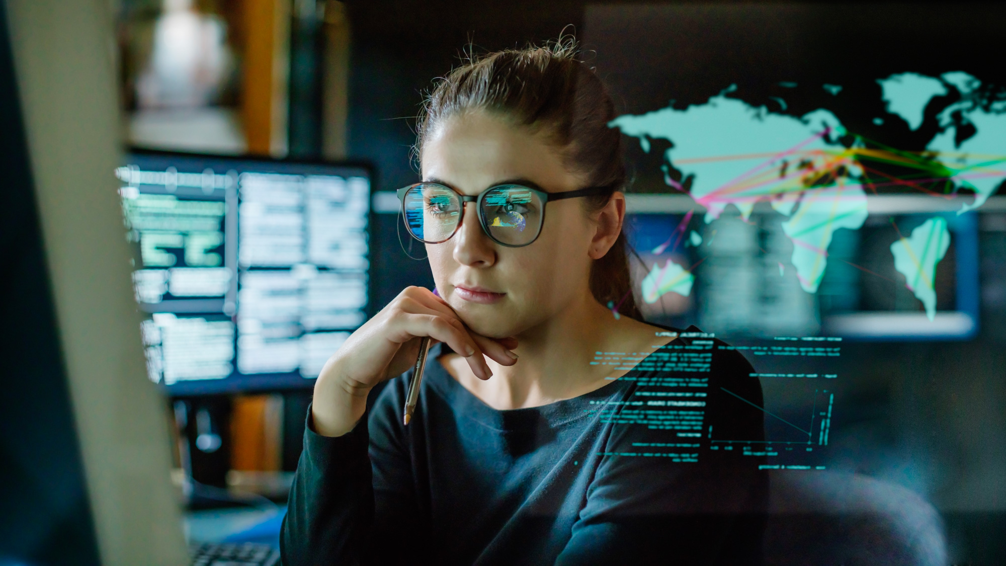 Een vrouw zit achter de computer en monitort transacties