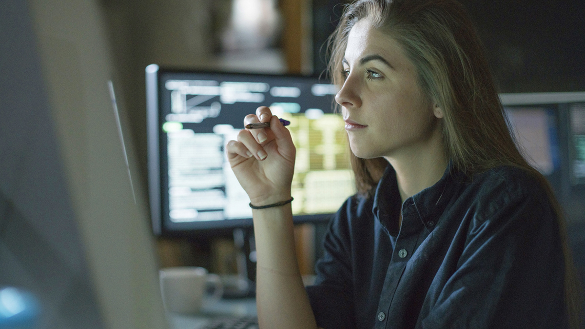 Vrouw analyseert de datagegevens op haar beeldscherm.