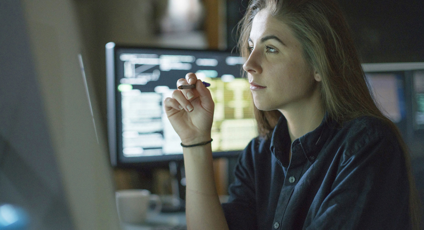 Vrouw analyseert de datagegevens op haar beeldscherm.