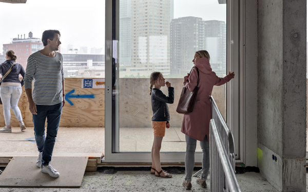 Huizenbezichtigers bekijken nieuwbouw appartement.