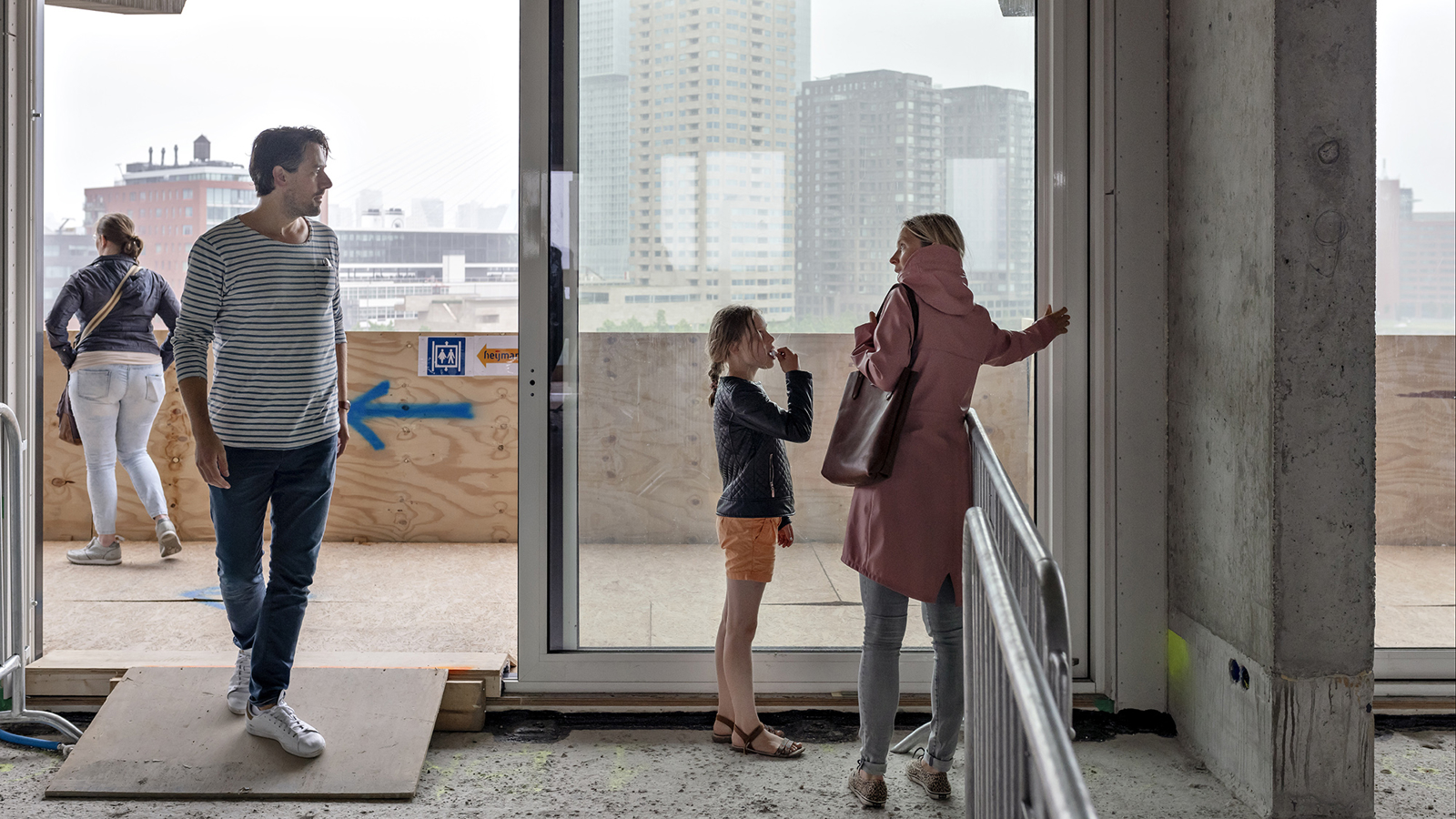 Huizenbezichtigers bekijken nieuwbouw appartement.