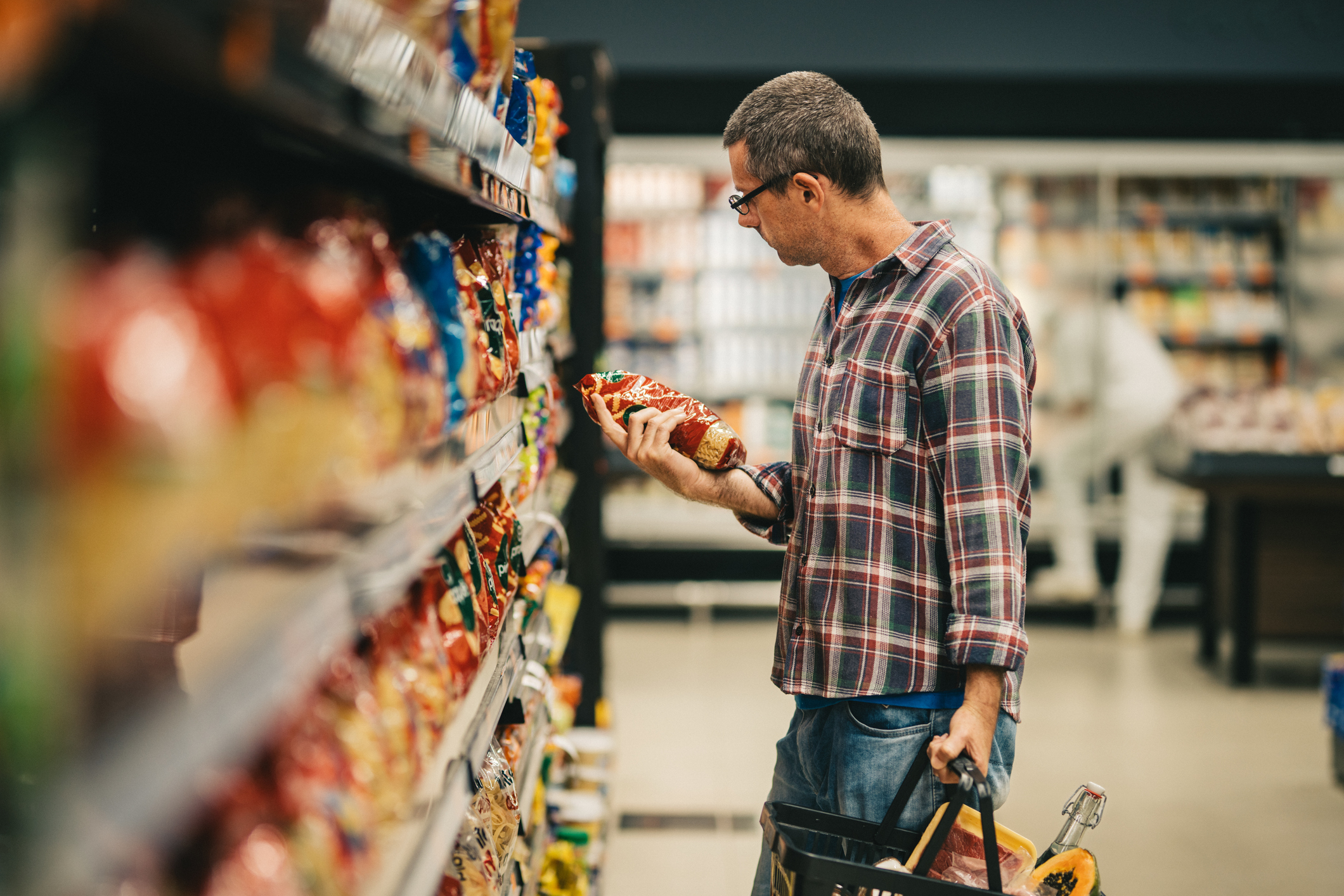Man leest label van product in een supermarkt