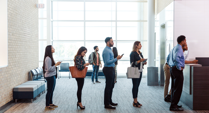 Klanten staan in de rij.