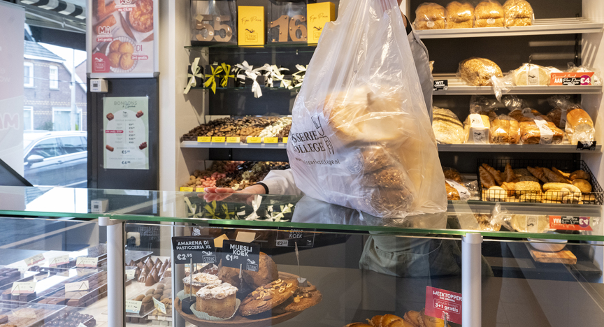 Een verkoopmedewerker tijdens haar werk bij een bakkerij