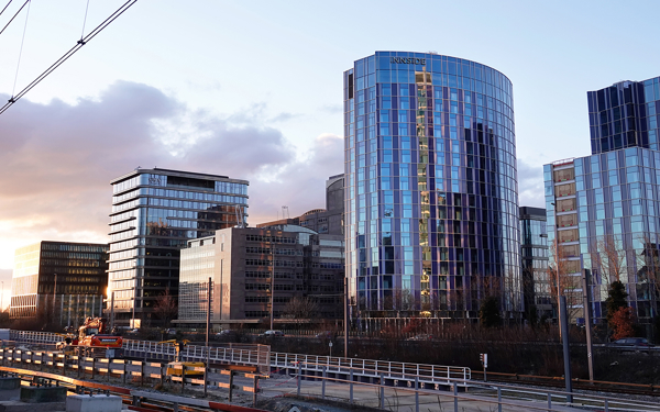 Kantoren bij zonsopkomst