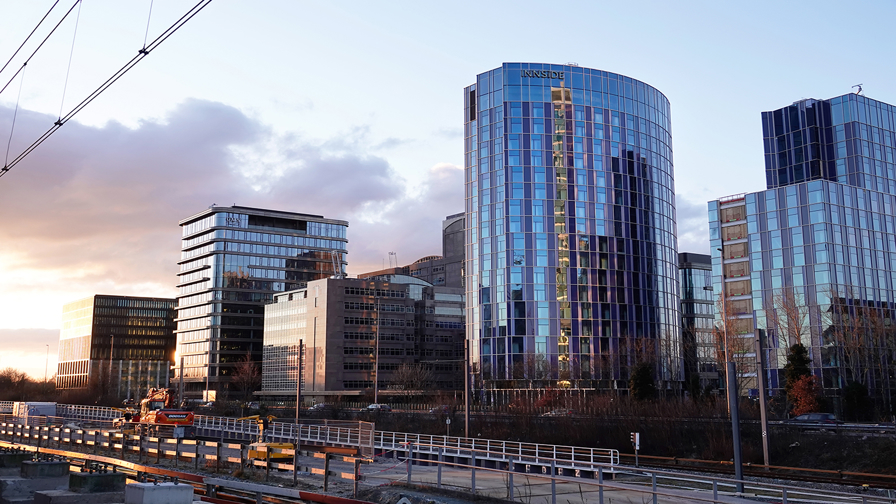 Kantoren bij zonsopkomst