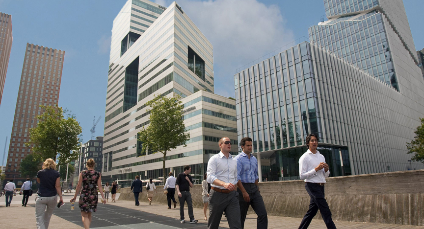 Zakelijke geklede mannen die over straat lopen