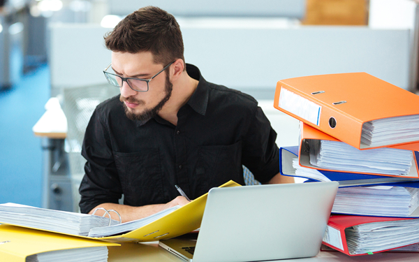man op zoek naar polis van verzekeraar