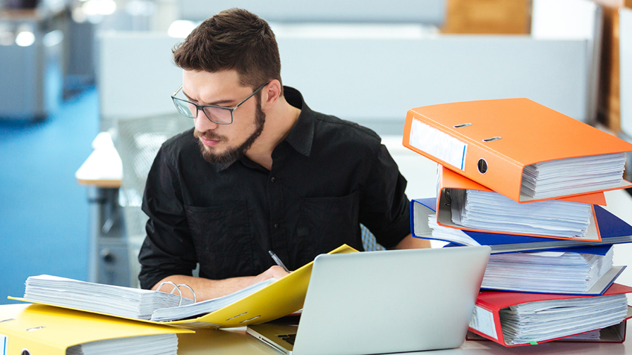 man op zoek naar polis van verzekeraar