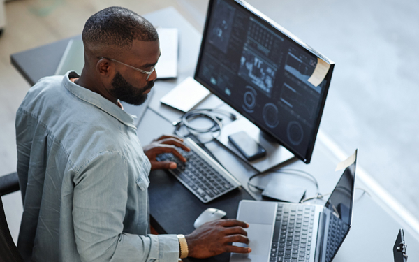 Man bekijkt binnengekomen data op beeldschermen.