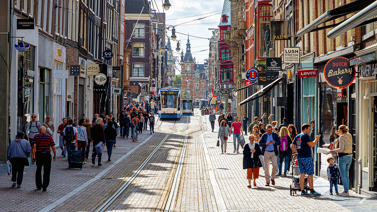 Leidsestraat Amsterdam met lopende mensen