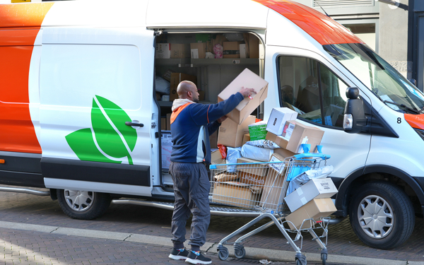 Postbezorger met bus