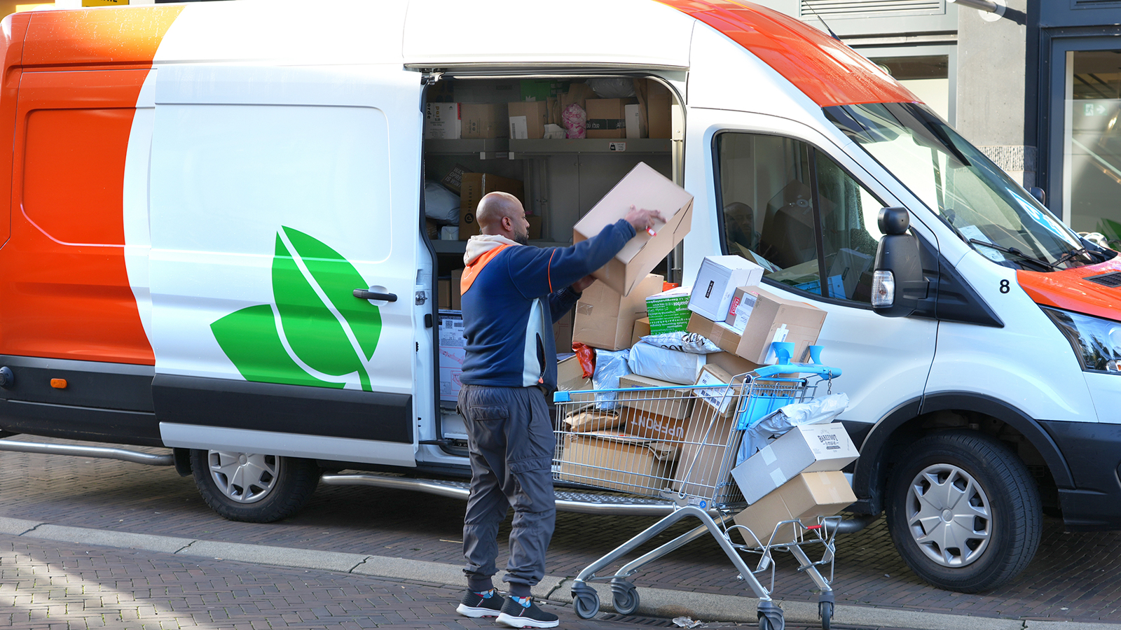 Postbezorger met bus