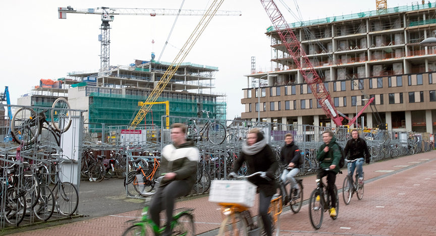 Fietsers en gebouw onder constructie 