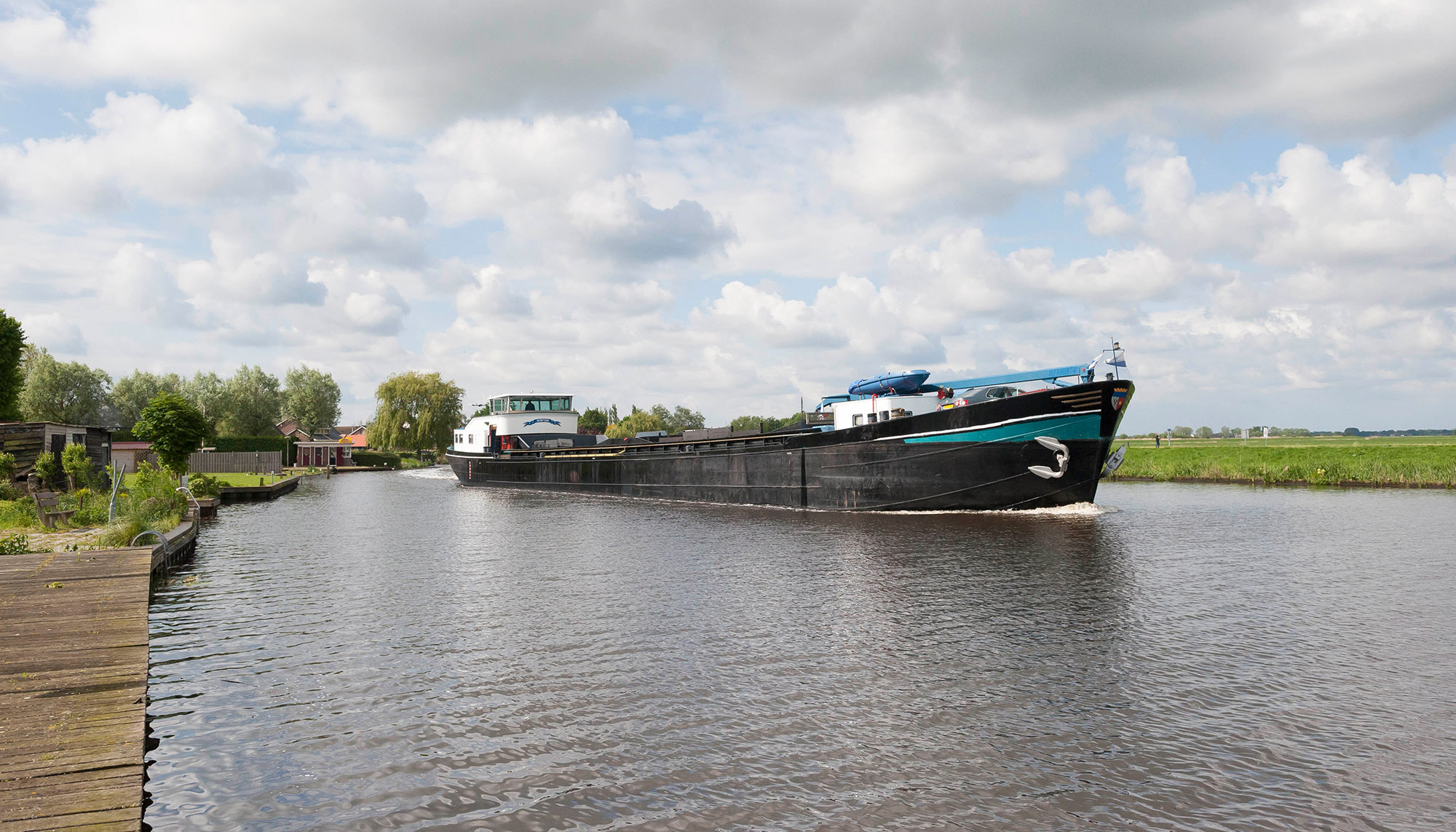 Een groot schip op water