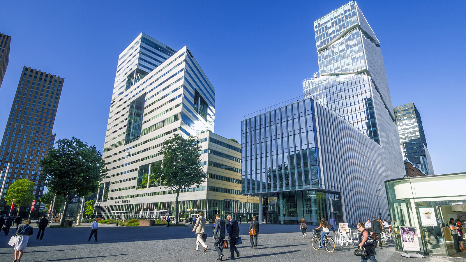 Zakenmensen, hoge gebouwen bij een plein
