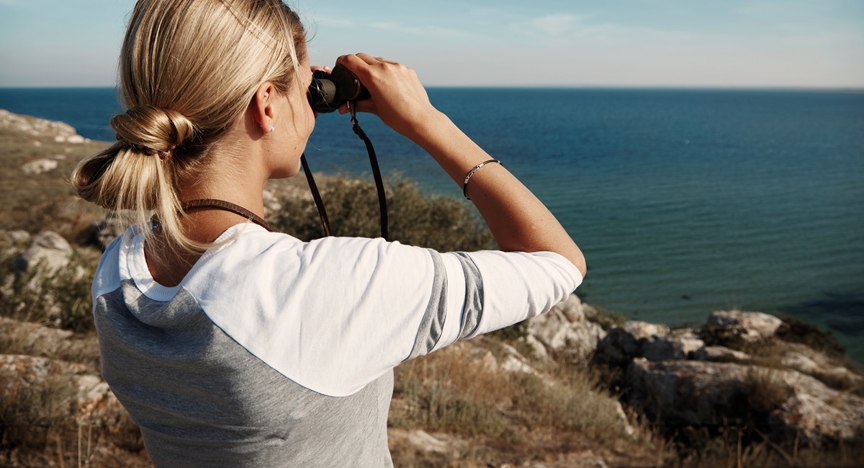Vrouw kijkt naar de zee