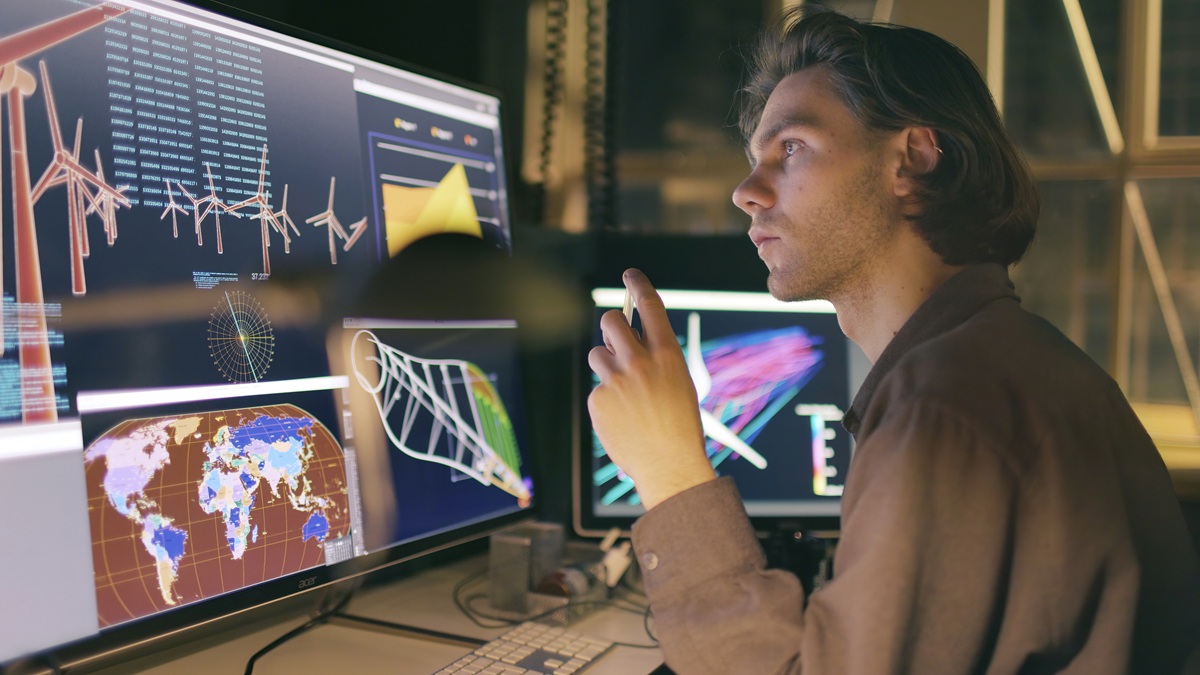 Jonge man wekt achter computerscherm met data