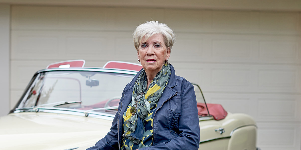 Vrouw met oldtimer