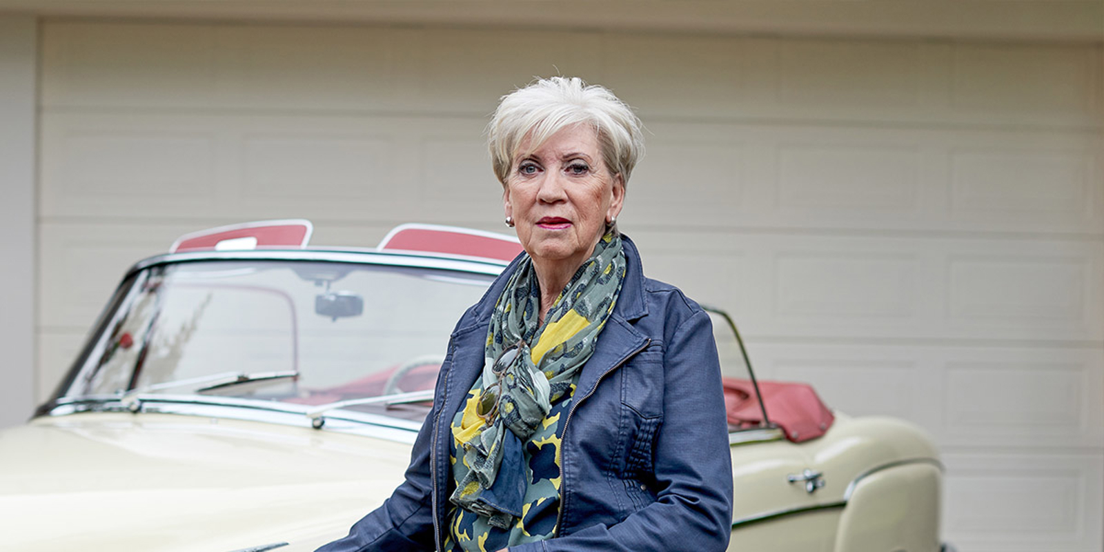Vrouw met oldtimer